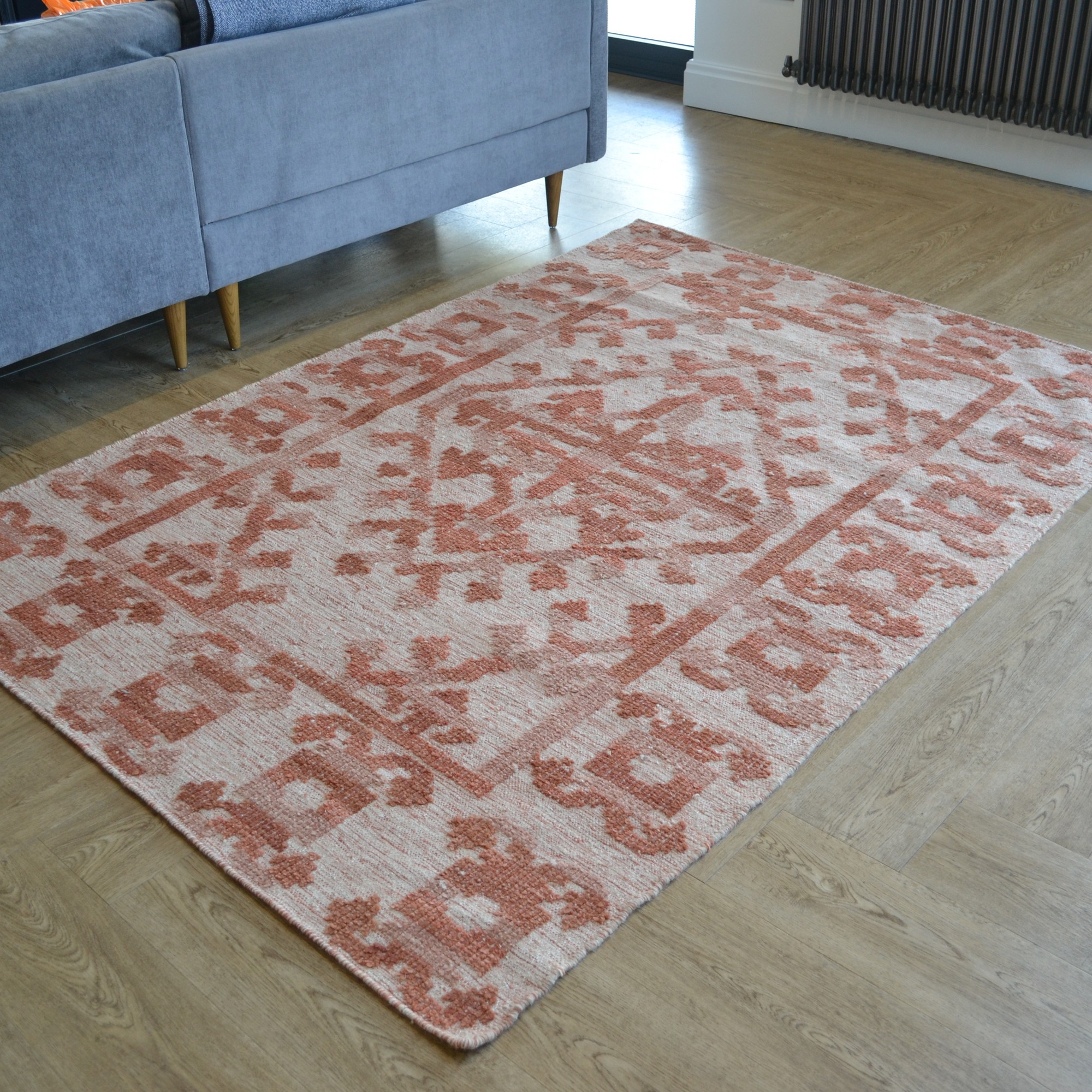 Manika 04 Traditional Border Textured Rugs In Blush Pink